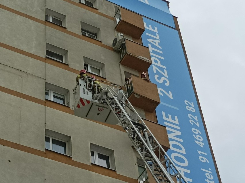 Strażacy sprawdzają co dzieje się z mieszkanką bloku na Alei Niepodległości w Szczecinie 