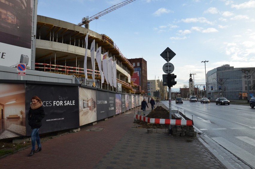 Wrocław: Wykopki pod Hiltonem. Utrudnienia dla pieszych (ZDJĘCIA)