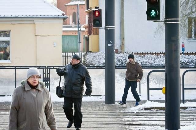 Kto ruszy biegiem, ten zdąży pokonać obie jezdnie w kilkanaście sekund. Pozostali są bez szans