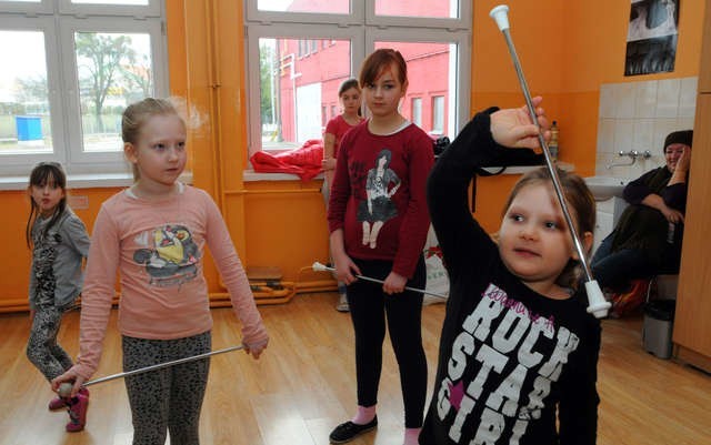 Przyszłe mażoretki uczyły się trudnej sztuki tańca z pałeczką