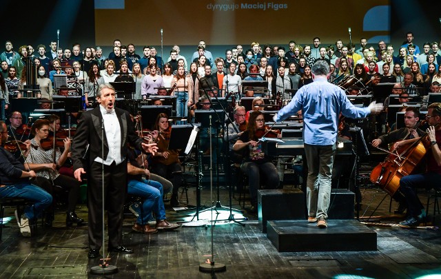 Pedagodzy i studenci Wydziału Wokalno-Aktorskiego Akademii Muzycznej w Bydgoszczy podczas próby generalnej na scenie Opery Nova wieczór przed galowym koncertem z okazji jubileuszu 40-lecia. Na zdjęciu śpiewa Jacek Greszta, za pulpitem dyrygenckim Maciej Figas