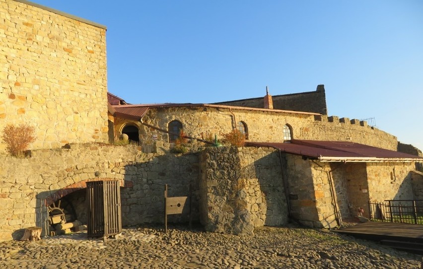 W zrekonstruowanej części dobczyckiego zamku znajduje się...