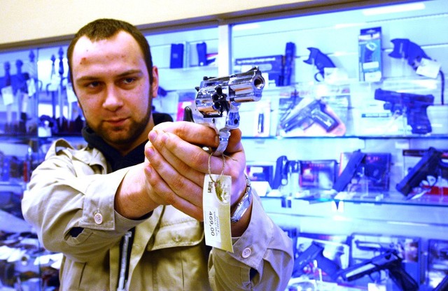Szczecinianie boją się o bezpieczeństwo i kupują coraz więcej broni.