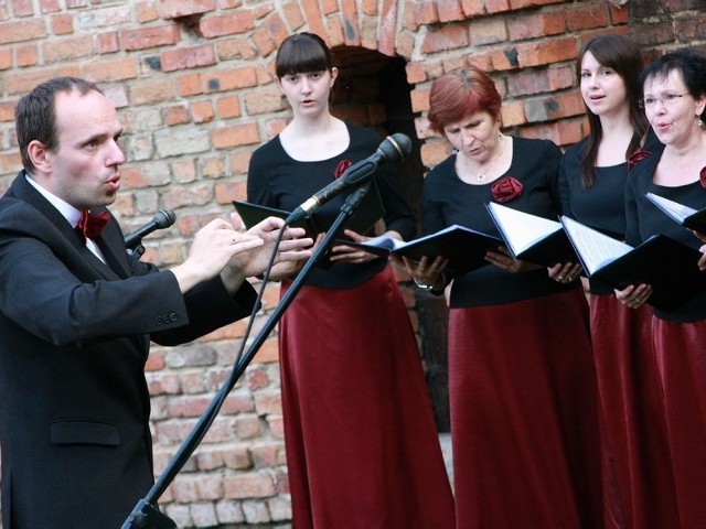 Od samego początku dyrygentem chóru jest Wojciech Witkowski (z lewej)