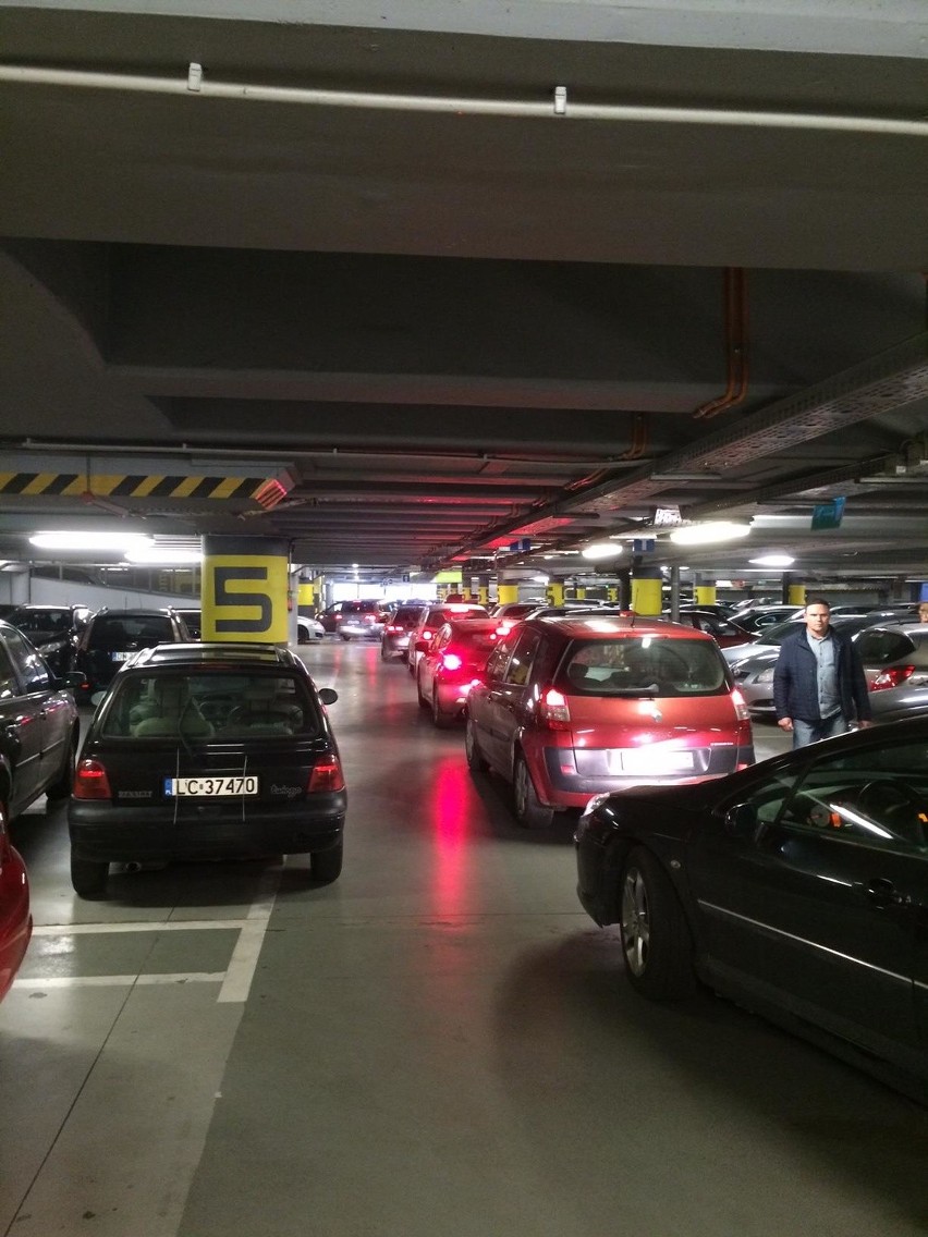 Wrocław: Kierowcy utknęli na parkingu Renomy, bo trwa budowa kontrapasa