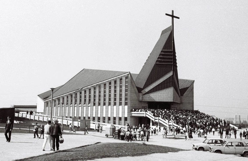 Kościół w Mistrzejowicach konsekrował w 1983 r. papież Jan...