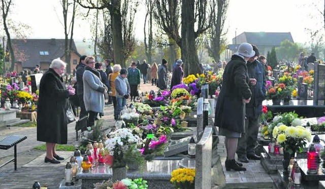 Wolontariusze fundacji Wspólnota Dobrej Woli zebrali przed cmentarzami ponad 64 tysiące złotych