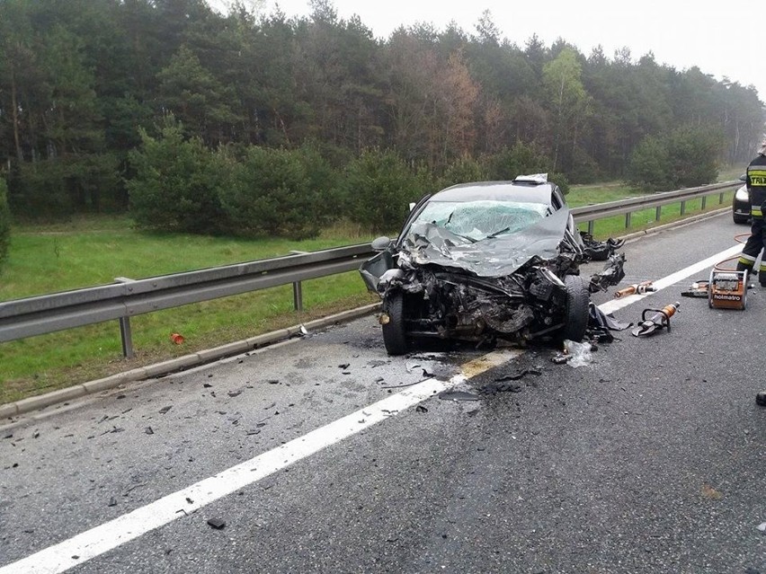 Tragiczny wypadek na S1 w Mierzęcicach. Bus zderzył się z osobówką WIDEO+ZDJĘCIA