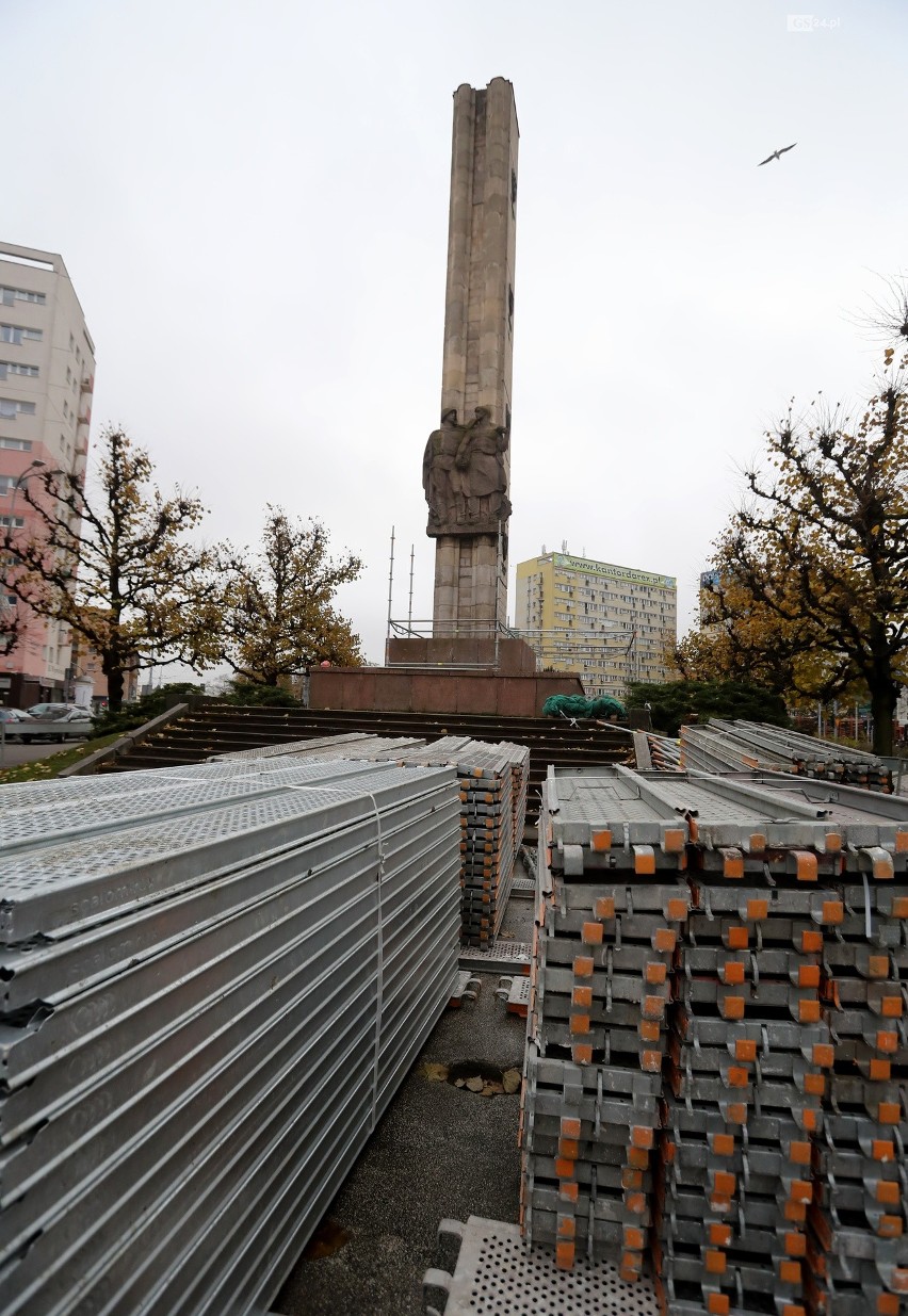 Rozbierają Pomnik Wdzięczności w Szczecinie. Co będzie na placu? [ZDJĘCIA, WIZUALIZACJA]