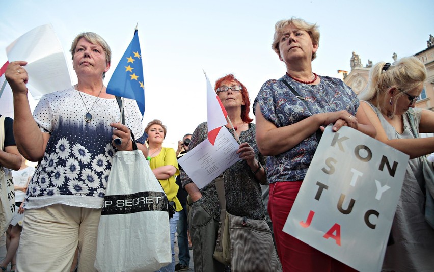 Na krakowskim Rynku znów zapłonęło światełko dla sądów [ZDJĘCIA]