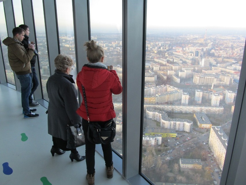 Punkt widokowy na Sky Tower otwarty. Straż: można wpuścić więcej ludzi [ZDJĘCIA]