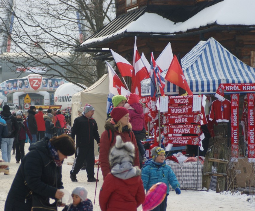 Puchar Świata w skokach: Zakopane opanowali już biało-czerwoni kibice [ZDJĘCIA]