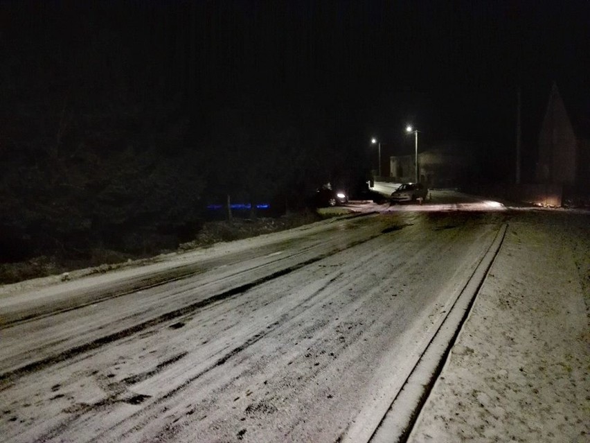 Lód na drogach, a piaskarek ani śladu. Auta spadały z jezdni [ZDJĘCIA]