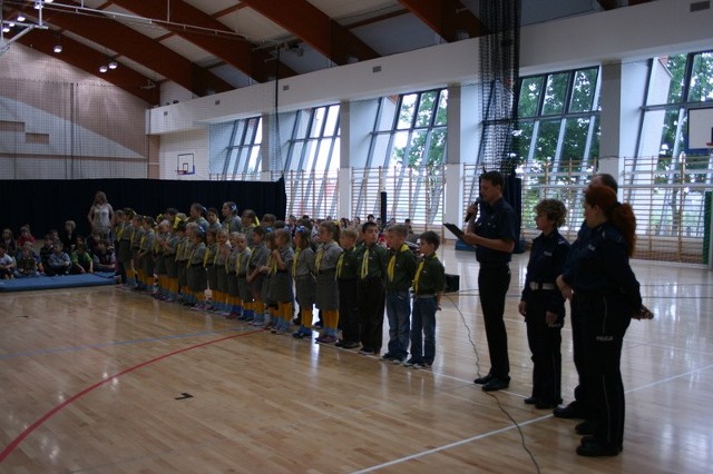 Wykładu w hali sportowej w Bilczy wysłuchali zarówno najmłodsi, jak i starsi uczniowie.