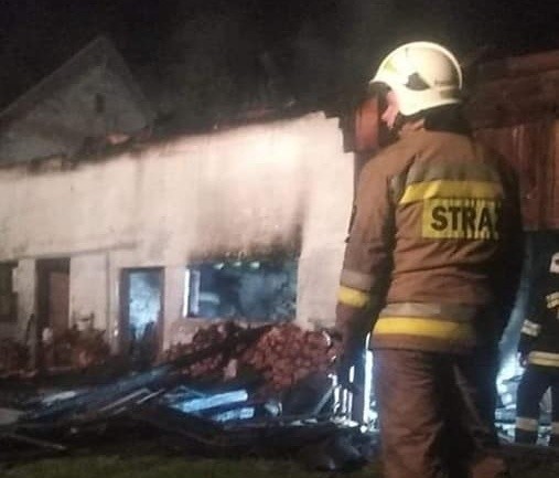Pożar stodoły w Kępiu Zaleszańskim. Z ogniem walczyło sześć zastępów straży pożarnej (ZDJĘCIA)