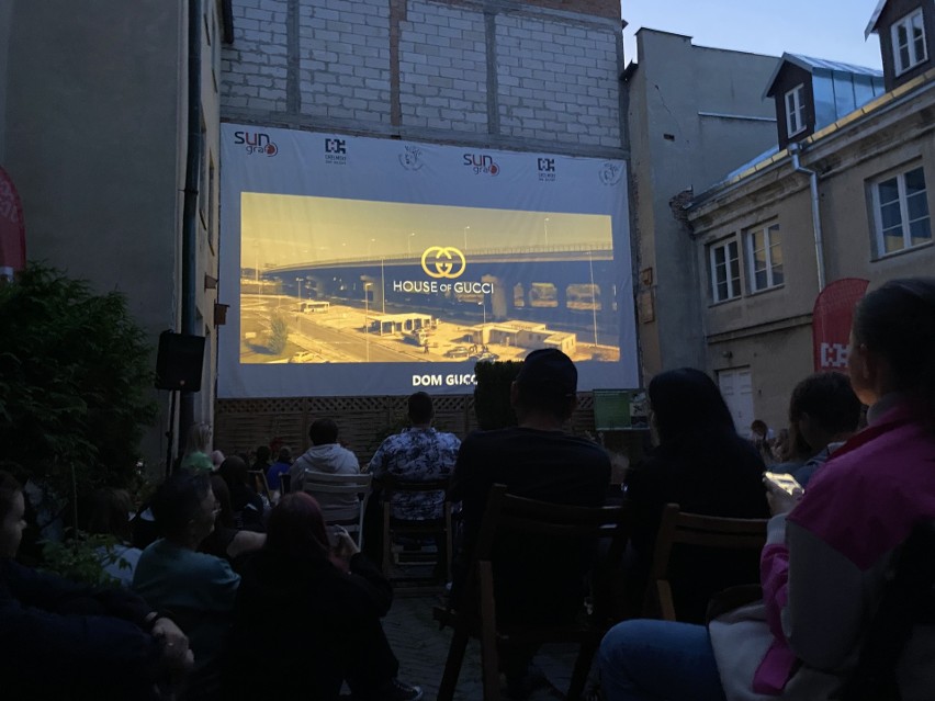 Chełmianie zdecydowanie czekali na Kino Letnie. Na pierwszy spektakl w tym sezonie przyszedł tłum ludzi! Zobacz zdjęcia