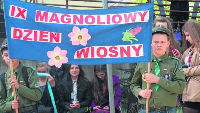 IX Magnoliowy Dzień Wiosny... w hiacyntowych kolorach - tak ogłosili heroldowie-harcerze  podczas imprezy w Solcu-Zdroju.