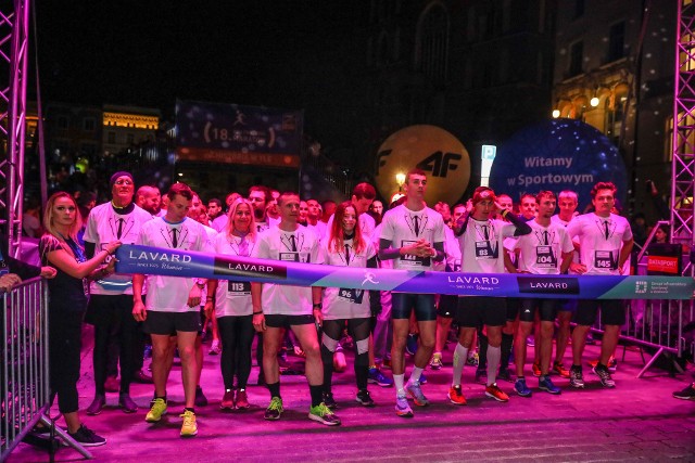 Cracovia Maraton 2019 Bieg W Krawacie W Obowiazkowych Wyjsciowych Strojach Zdjecia Gazeta Krakowska