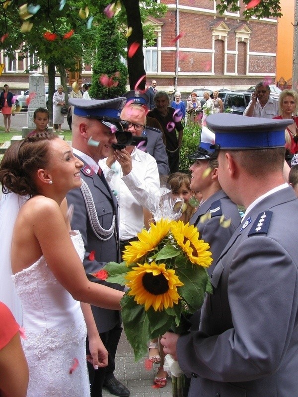 Policjant i pracownica służby cywilnej z lęborskiej komendy zawarli związek małżeński. W policyjnymwydaniu