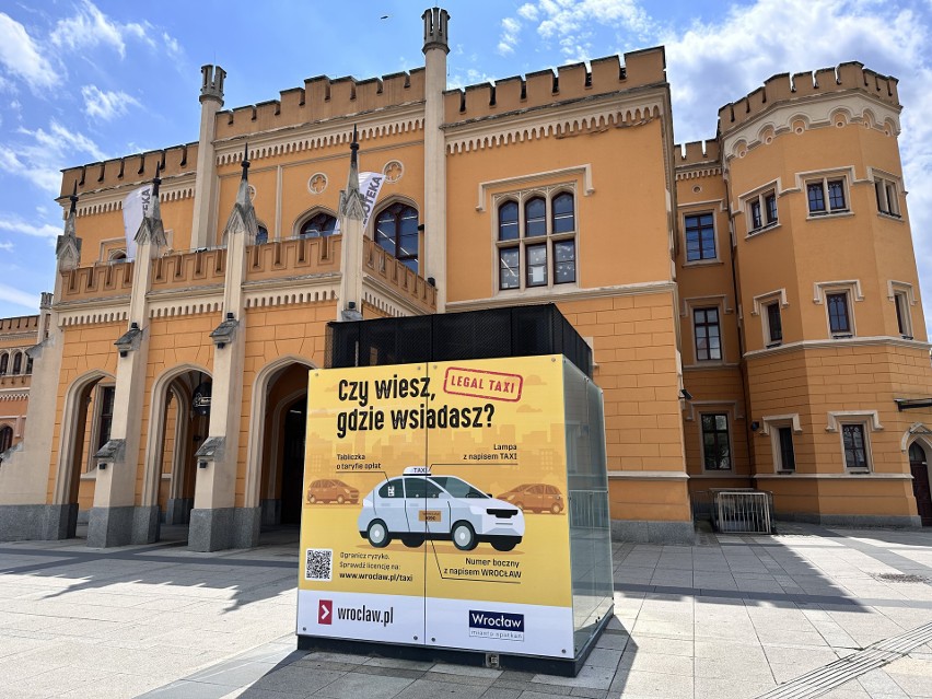 Plakaty i informacje są w różnych miejscach we Wrocławiu.