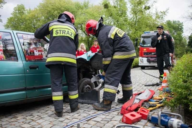 Akcja ratownicza w Parku Staromiejskim. Wydobywali pasażera z daewoo tico [zdjęcia]