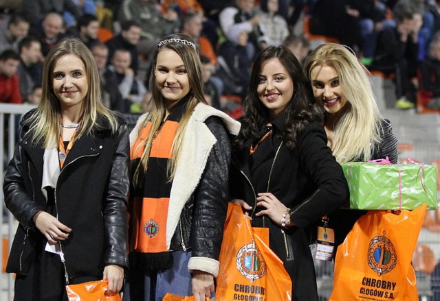 Cztery najpiękniejsze dziewczyny zaprezentowały się w przerwie meczu na stadionie