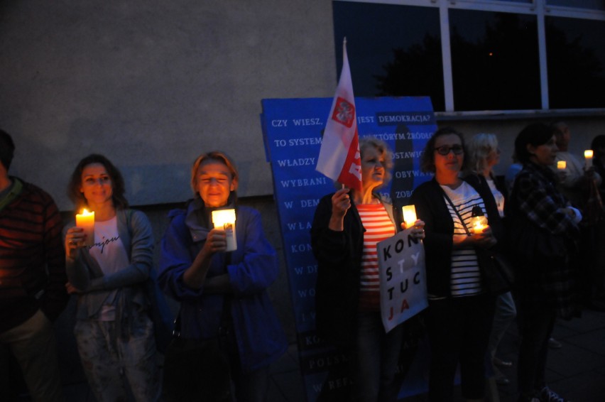 Czuwanie pod sądem w Krakowie. Mieszkańcy wciąż walczą o ochronę sądownictwa [ZDJĘCIA, WIDEO]