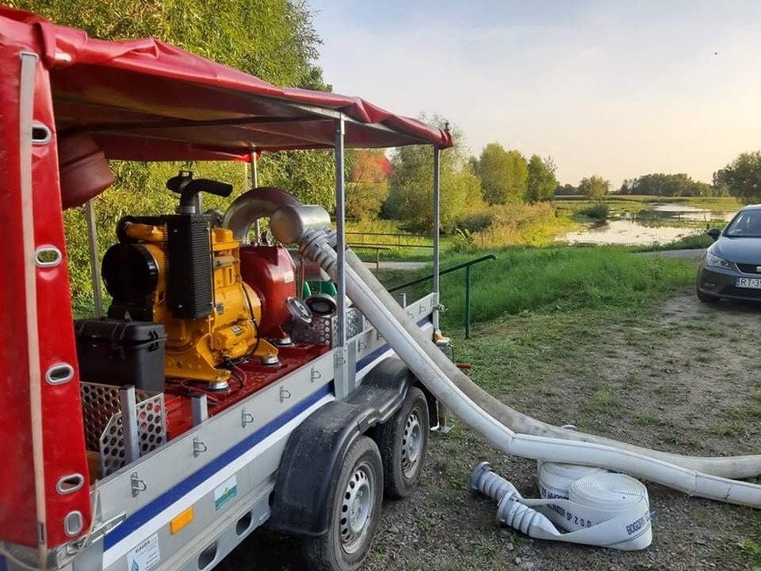 Strażacy przepompowują wodę z rejonu tarnobrzeskiego osiedla...