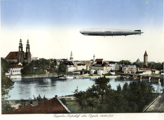 Choć ta niemiecka pocztówka jest fotomontażem, to jednak właśnie tak mógł wyglądać przelot Grafa Zeppelina nad centrum Opola.