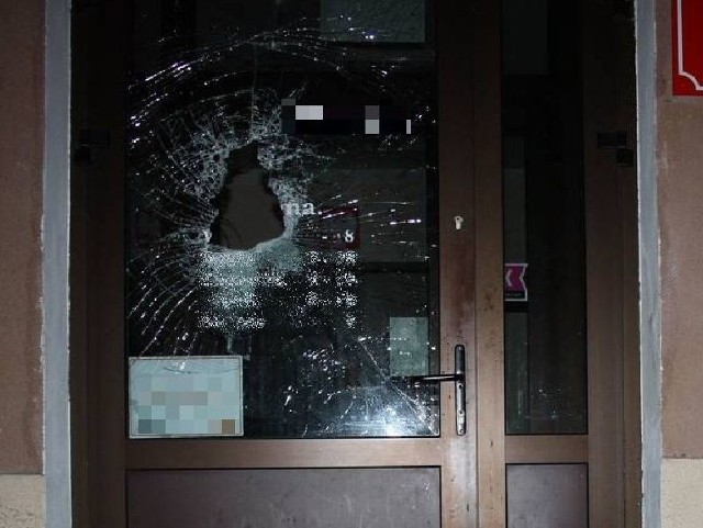 Rozbite zostały szyby w drzwiach i oknach szkoły. Policjanci mają już jednego z podejrzewanych.