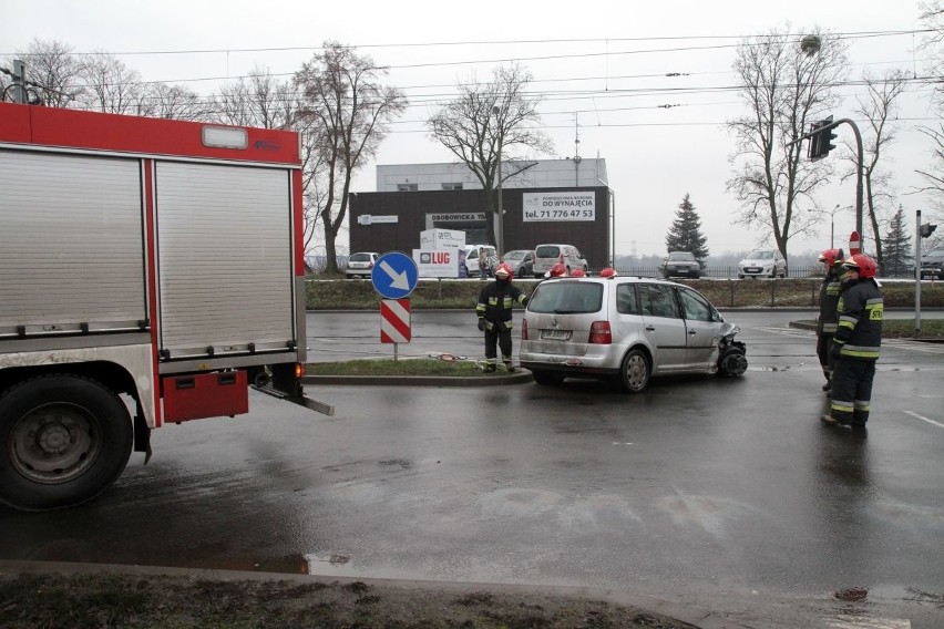 Wypadek na Osobowickiej. Kobieta w ciąży w szpitalu