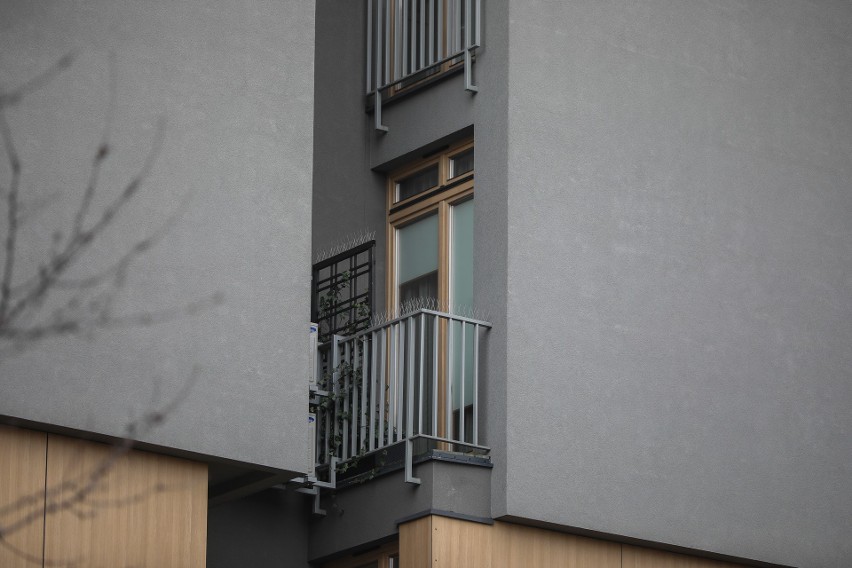 Widok z balkonu na... okno sąsiada. Tak się buduje w Krakowie [ZDJĘCIA]