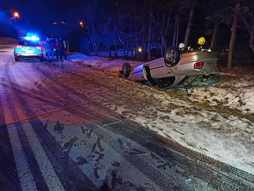 23-letni pijany kierujący hondą dachował na drodze wojewódzkiej w Maćkowicach pod Przemyślem [ZDJĘCIA]