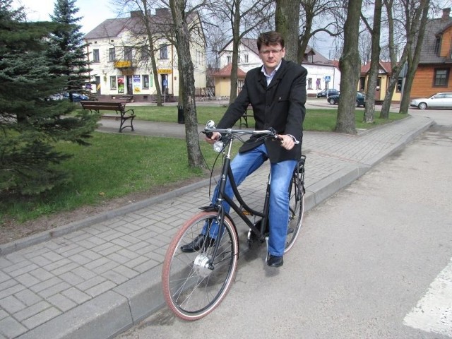 Arkadiusz Nowalski sprzedał służbowe auto i przesiadł się na rower.  - Oszczędzanie trzeba zacząć od siebie - uważa burmistrz. Ale to nie podoba się radnym.