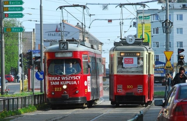 Z lewej Helmut - podobne dwa przyjadą do nas z Holandii jeszcze w marcu. Z prawej zabytkowa, drewniana ,,N'' - ka, która jest zaledwie kilka lat od nich starsza. Ona wyjeżdża okazyjnie, one będą na trasie codziennie.