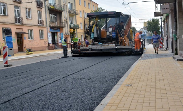 W czwartek po południu na ul. Narutowicza układany był asfalt. Ulica zostanie otwarta dla samochodów w piątek przed południem.