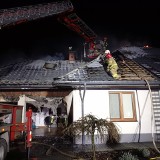 Nocny pożar domu w gminie Raciechowice. Pomagali nie tylko strażacy 