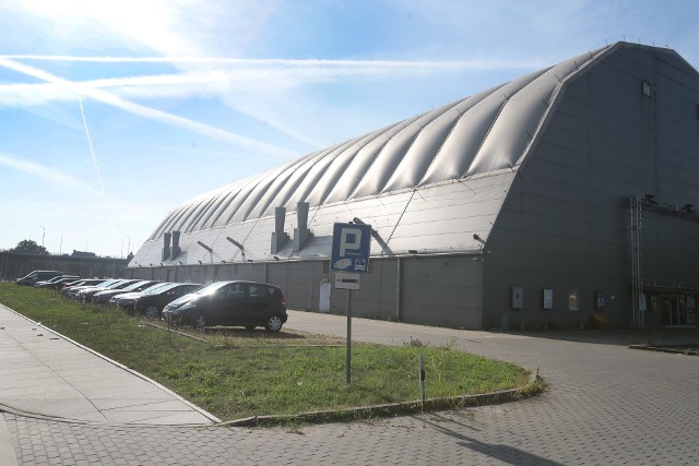Szczecińska opera w 2011 roku przeniosła się na czas remontu siedziby na Zamku do namiotu przy ul. Energetyków. Od tego czasu tymczasowa hala stoi przed wjazdem na most Długi.