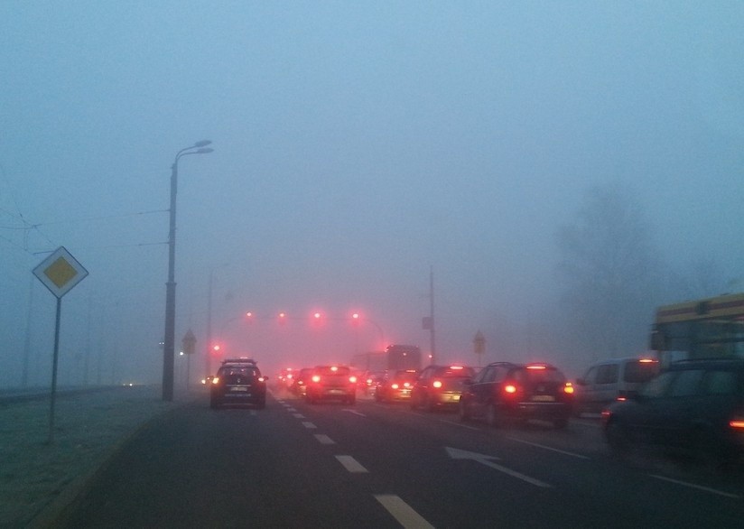 Przez mgłę kierowcy mają ograniczoną widoczność.