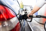 Obniżka akcyzy na paliwa i prąd. Prezydent Andrzej Duda podpisał ustawę