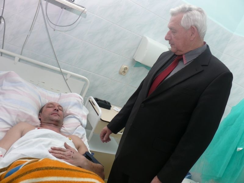 Chorych odwiedził w Jędrzejowskim szpitalu poseł Mirosław...