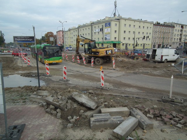 Przedłużająca się przebudowa części ul. Dąbrowskiego w rejonie Ogrodów opóźni modernizację dalszych fragmentów ulicy
