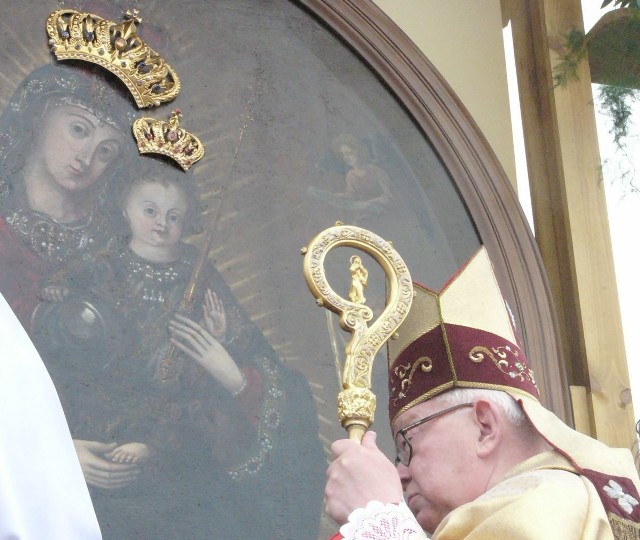 10 lat temu, 3 czerwca 2007 roku najstarszy kardynał w Polsce - Henryk Gulbinowicz dokonał koronacji papieskimi diademami cudownego obrazu we Włoszczowie.