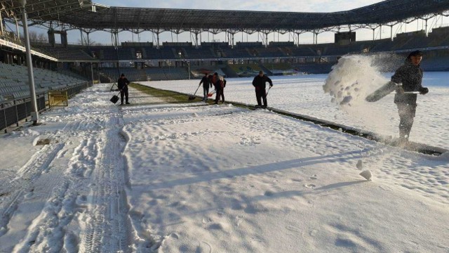 Na Suzuki Arenie wykonywane są prace, które mają optymalnie przygotować murawę do meczów Korony Kielce w rundzie wiosennej w Fortuna 1 Lidze. Prace wykonywane są tez na boisku treningowym przy ulicy Kusocińskiego. - Najpierw murawa został ręcznie odśnieżona, zostało włączone ogrzewanie. Wykonaliśmy dosiew, było też pierwsze nawożenie. A w piątek przykryliśmy boisko specjalnymi matami wegetacyjnymi, które poprawiają warunki wzrostu trawy - wyjaśnia Jacek Domoradzki z Miejskiego Ośrodka Sportu i Rekreacji, kierownik obiektu. -Maty wegetacyjne pozwalają utrzymać odpowiednią temperaturę, przez to można zaoszczędzić trochę energii. Poza tym są one ważne ze względu na wzrost trawy - informuje  Robert Łataś, greenkeeper z Miejskiego Ośrodka Sportu i Rekreacji w Kielcach. Dodał też, że podobne prace, czyli dosiew i nawożenie, zostały wykonane na boisku przy ulicy Kusocińskiego, na którym często trenują piłkarze Korony Kielce.  Szczegóły na kolejnych slajdach.(dor)