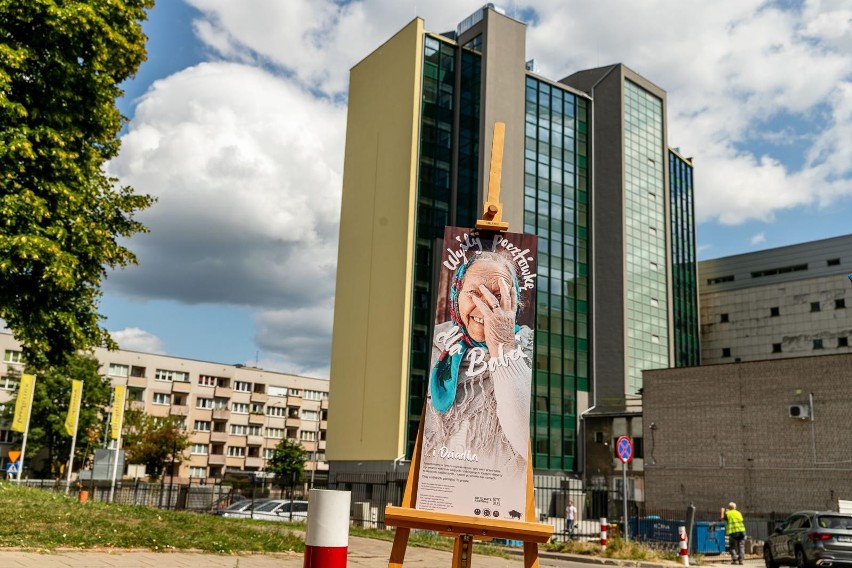 Mural "Wyślij Pocztówkę do Babci" powraca. Babcia Eugenia pojawi się na ścianie budynku przy Skłodowskiej jeszcze w lipcu 