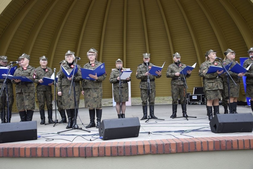 "Gałązka rozmarynu", czyli patriotyczne pieśni w kieleckim Parku Miejskim (WIDEO, zdjęcia)