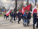 Narodowy Dzień Zwycięskiego Powstania Wielkopolskiego w Międzychodzie. Licealiści z flagami przemaszerowali przez miasto