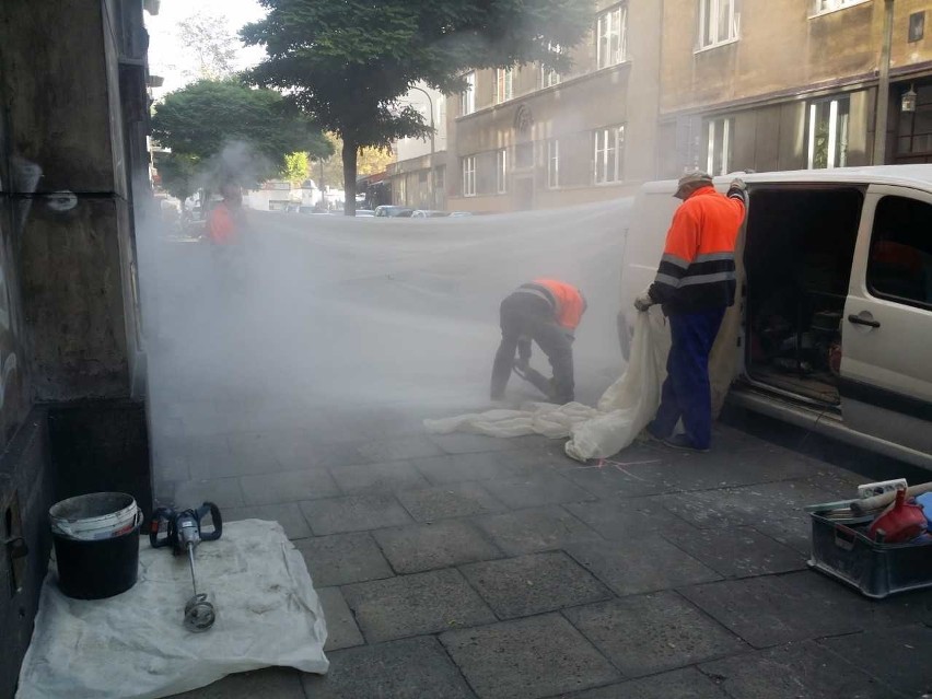 Kraków. Wiercą i potwornie kurzą w centrum. Mieszkańcy protestują 