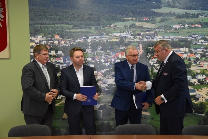 W Sierakowicach podpisano umowę z wykonawcą projektu OZE dla Kaszub [zdjęcia]