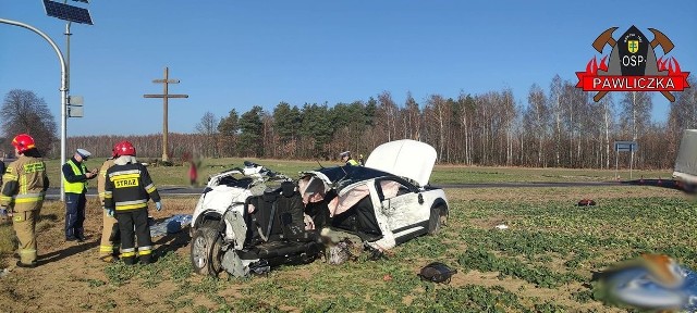 Po uderzeniu opel został wyrzucony na przydrożne pole. Zginęły dwie kobiety podróżujące tym samochodem, trzy kolejne zostały odwiezione do szpitala.